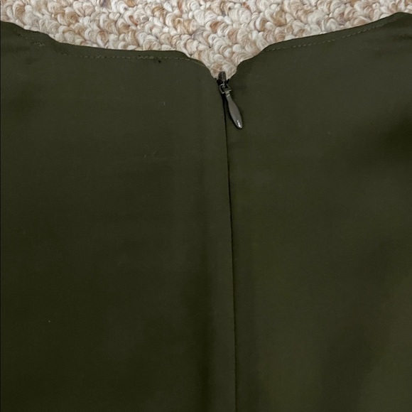 Express Dark Green Short Sleeve V-Neck Women's Blouse - Size Medium - Picture 7 of 7